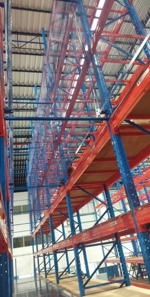 งานติดตั้งตะแกรงกันของตกที่ชั้นวางสินค้า