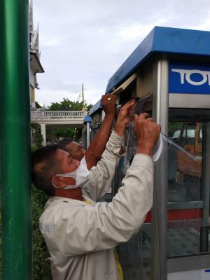 การใช้ม่านริ้วช่วยติดตั้งตู้พ่นน้ำยาฆ่าเชื้อโควิด-19